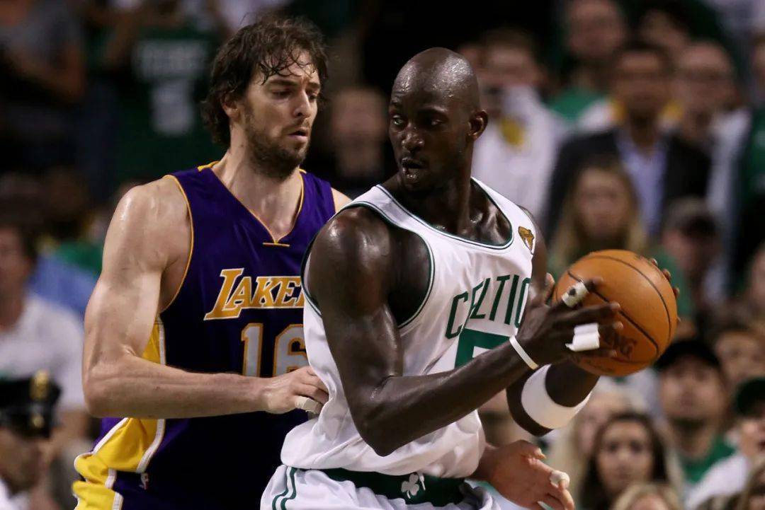 高清图：伊布庆祝秀跆拳道动作拥抱鲁尼博格巴.