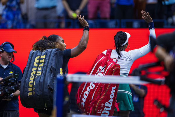 高清图：伊布庆祝秀跆拳道动作拥抱鲁尼博格巴.